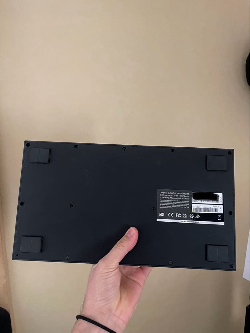 【限定価格】Maschine Micro MK3 MIDIコントローラー 黒