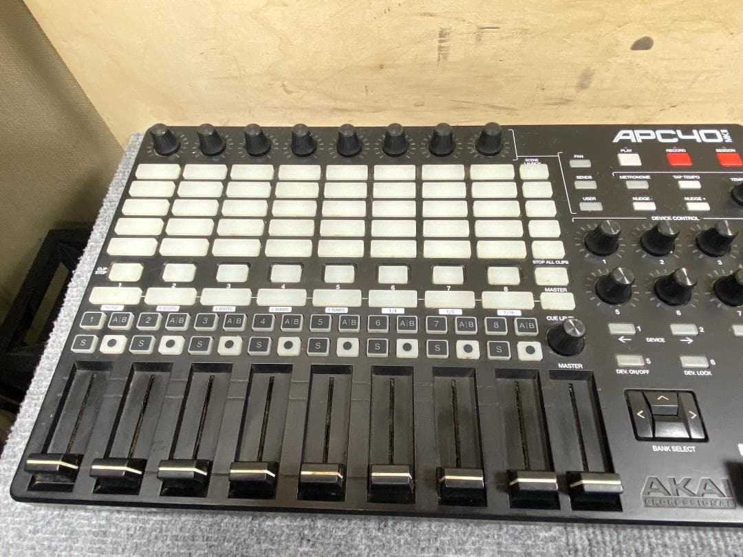 830 AKAI APC MK2 パッド　コントローラー