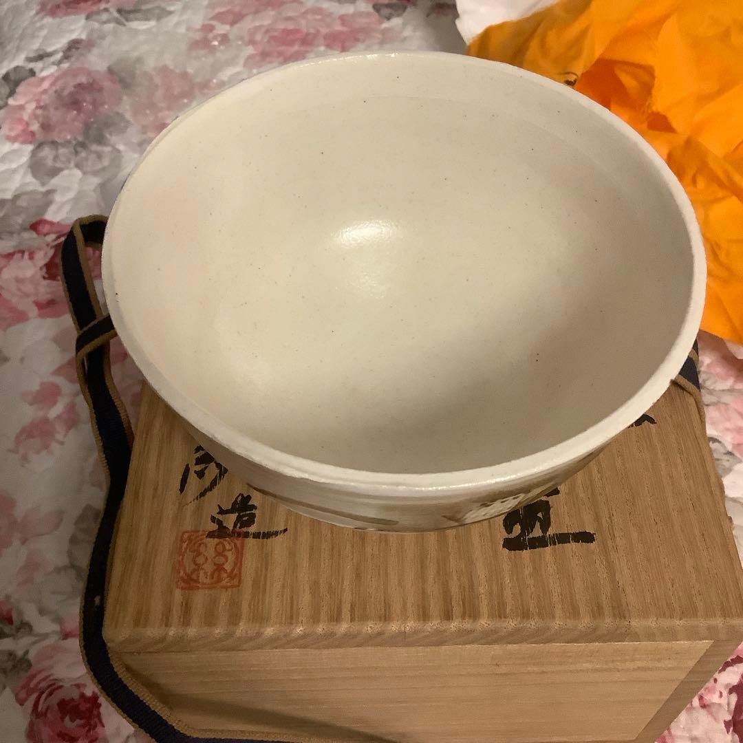 髙橋　絋【灰釉鉃絵　椿図茶盌】共箱付き