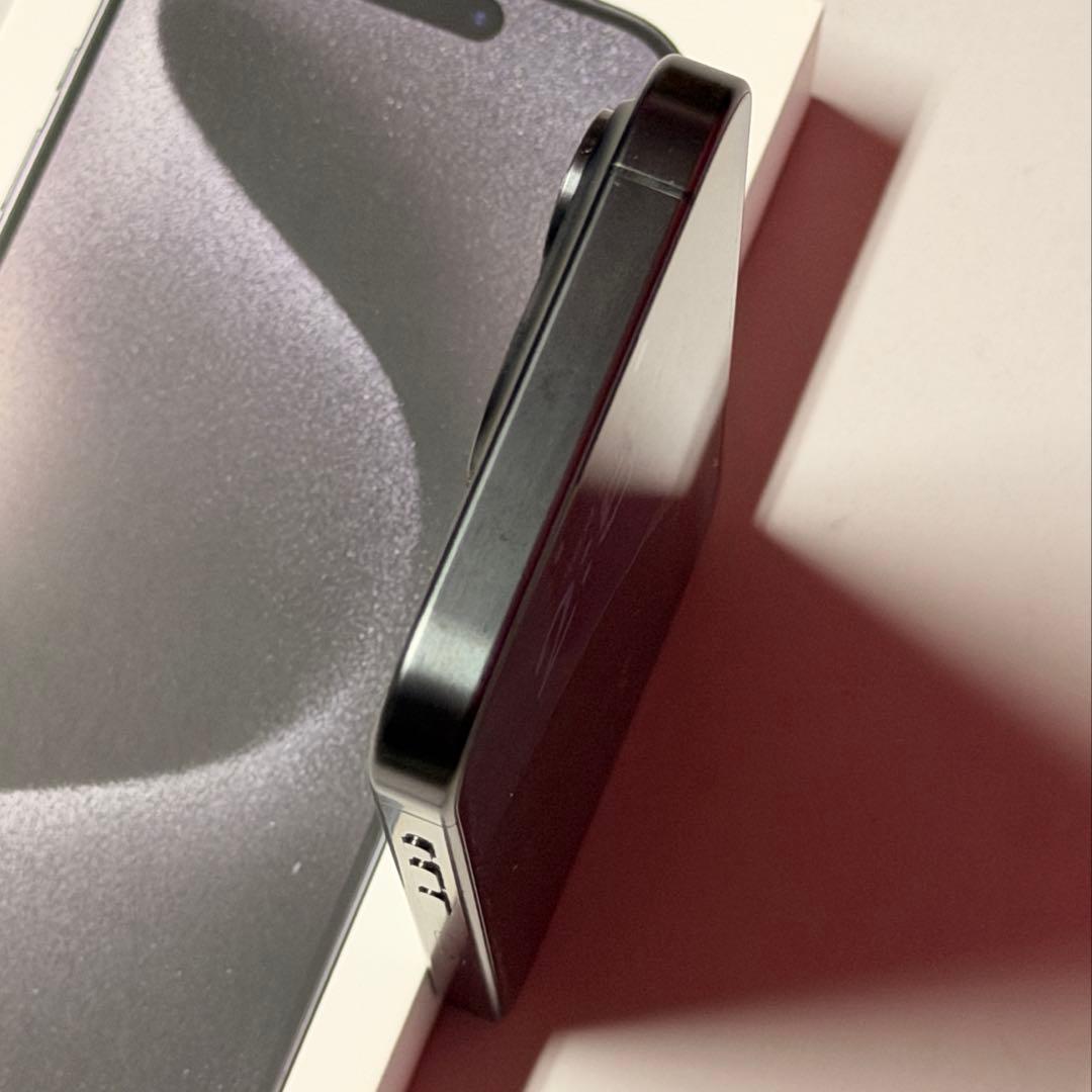 Apple iPhone 15 Pro ブラックチタン本体