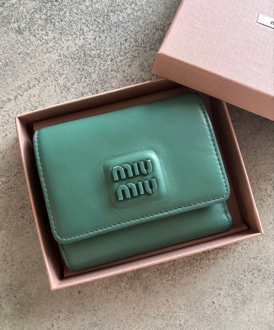 miu miu グリーン三つ折り財布