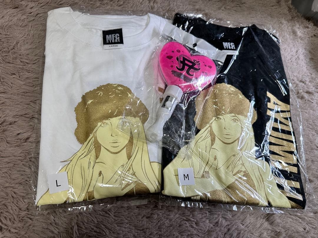 【新品未使用】浜崎あゆみMFCコラボTシャツ北京限定（黒白）ペンライト付き
