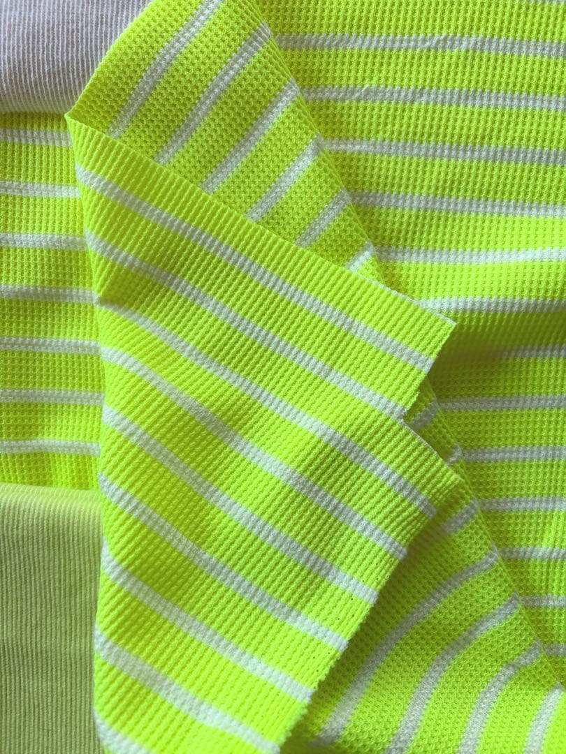 ネオンイエロー