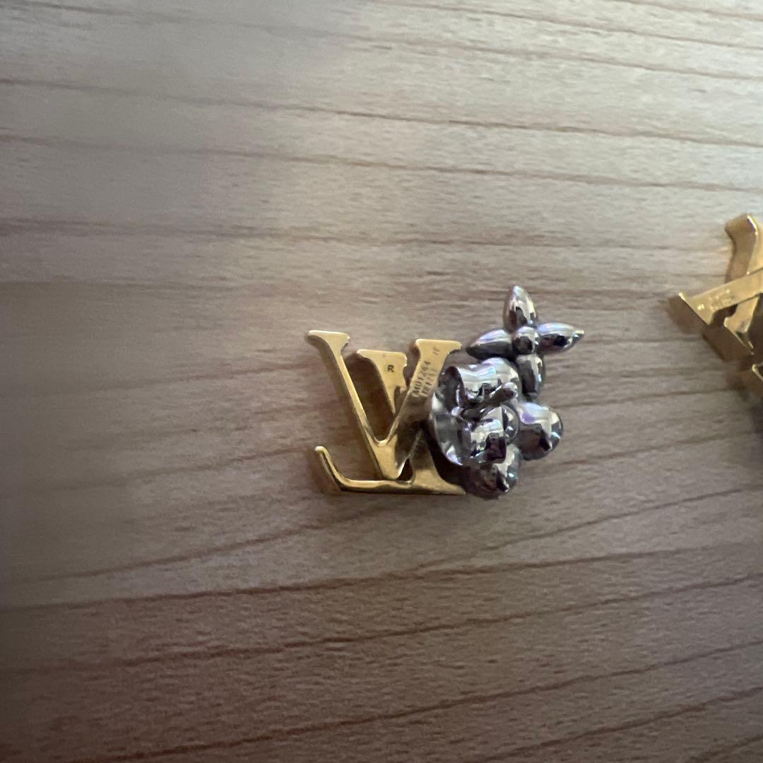 LVロゴ 花モチーフ ピアス