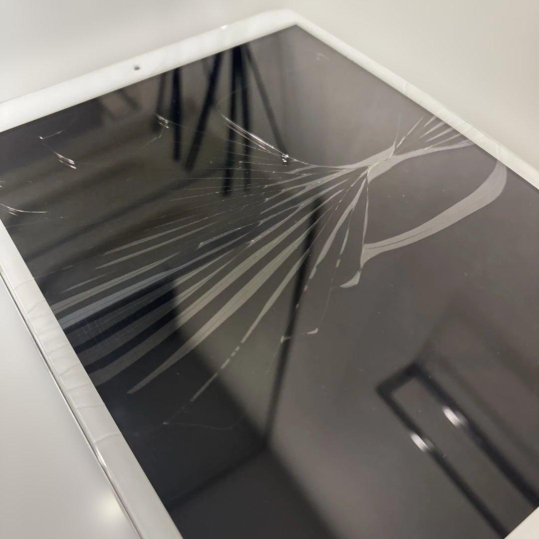 匿名発送　iPad本体 ひび割れありiPad（第8世代　変形　ジャンク品