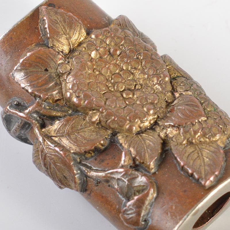 時代金工細工　古銅鍍金　花刻　緒締　V　R7366