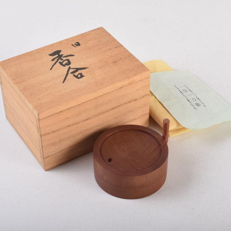 茶道具　飛騨一位一刀彫　川上彫房　香合　在銘　共箱　V　8797