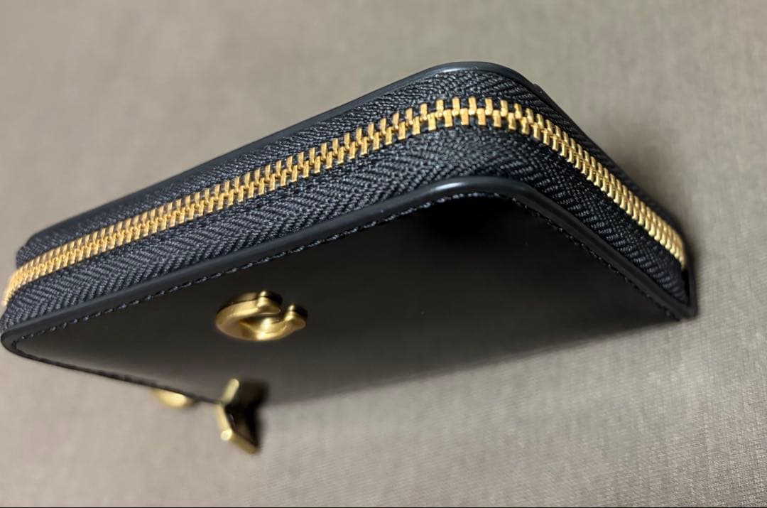 コーチ　エッセンシャル スモール ジップ アラウンド ウォレット・チャーム