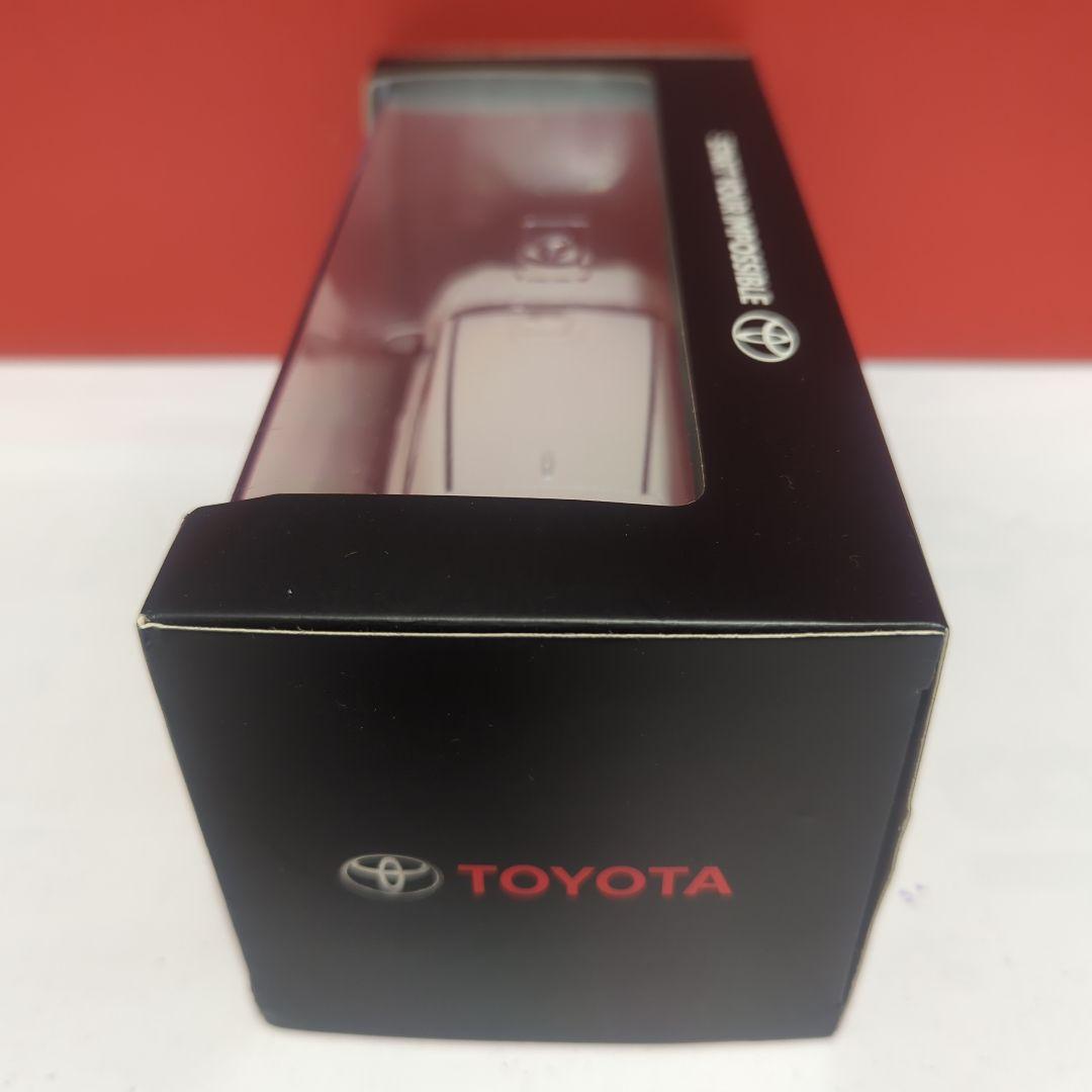 トヨタ　ハリアー80系　ミニカー　ホワイトパール