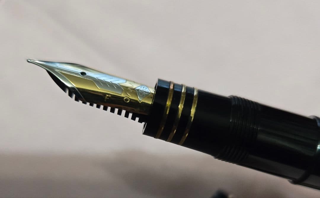 OMAS　MoMA型　万年筆 金色のリング付き