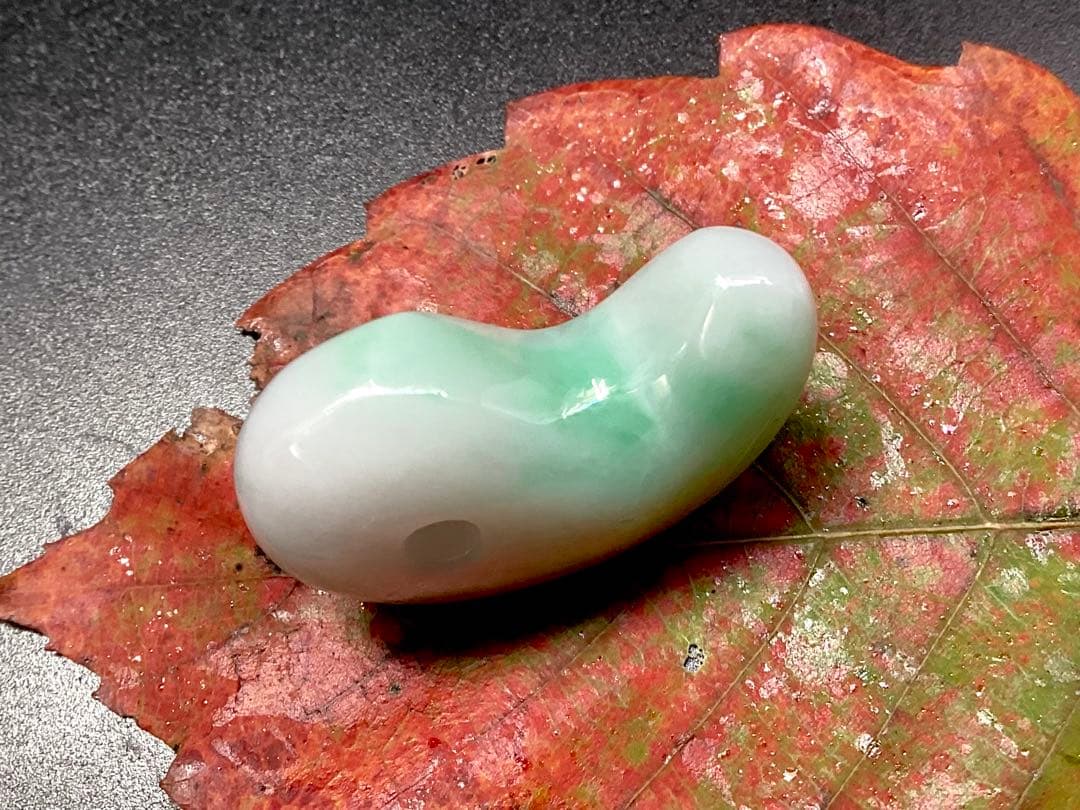 ✳ premiumシリーズ 本物の糸魚川翡翠　開運*摩訶不思議な勾玉　鑑別書付を