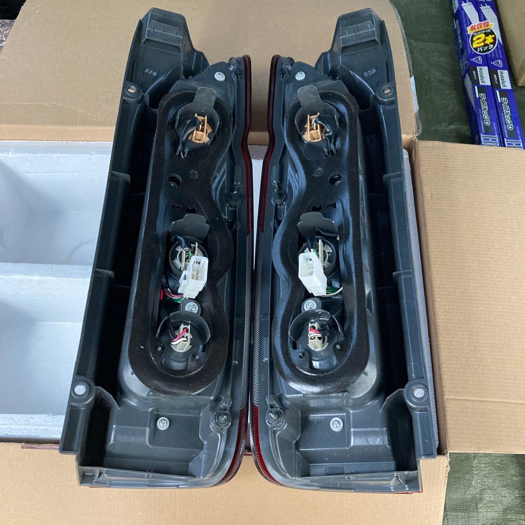 福之助　トヨタ　ハイエース　純正テールライト　ブラック塗装　比較的綺麗