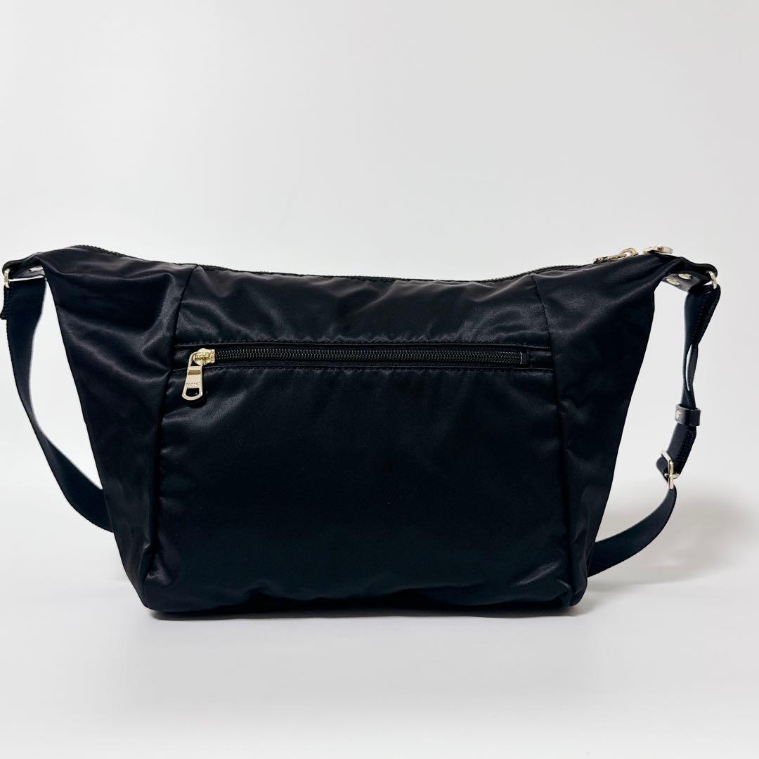 【人気商品】russet スリングバッグ　ナイロン　ブラック　ボディバッグ