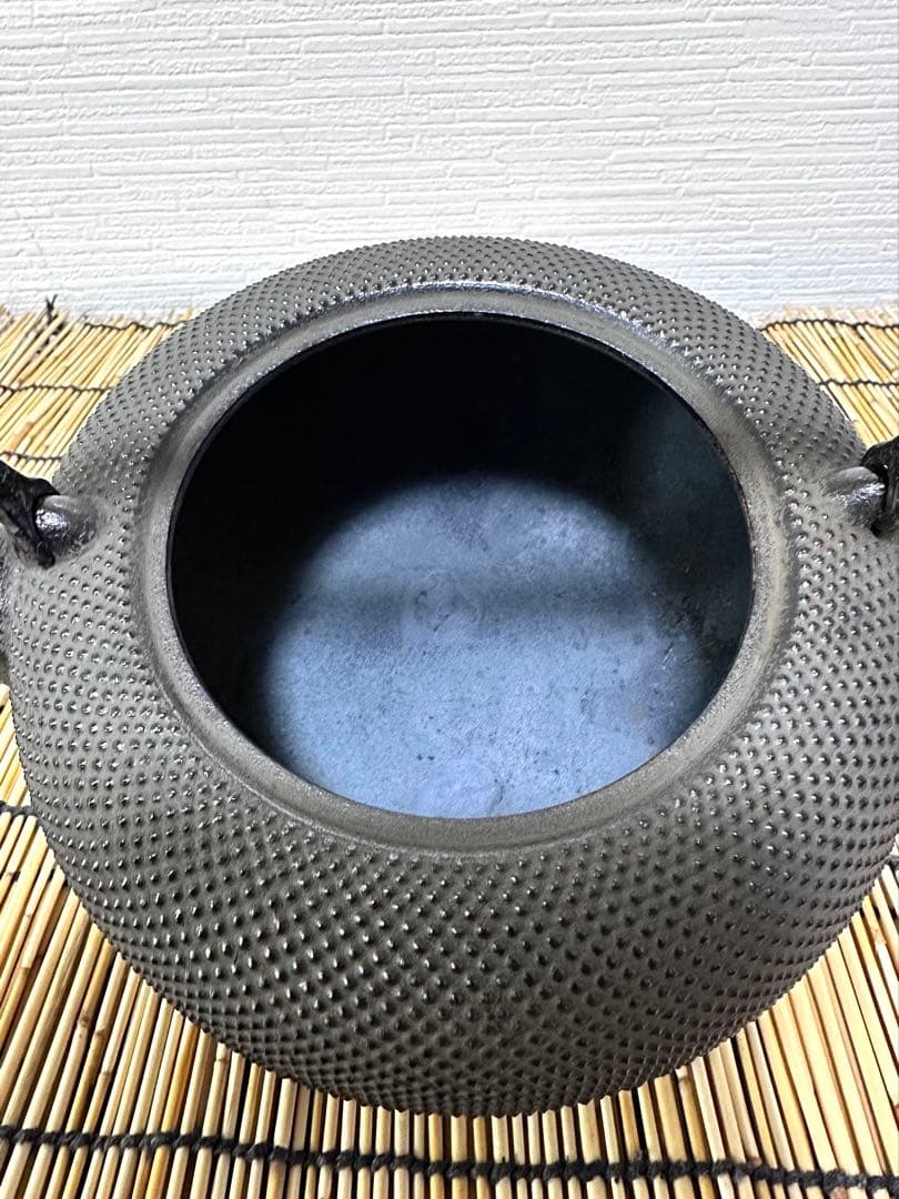 未使用品、供箱、栞、タグ付　南部岩鋳造　１８型姥口アラレ　南部鉄瓶　南部鉄器