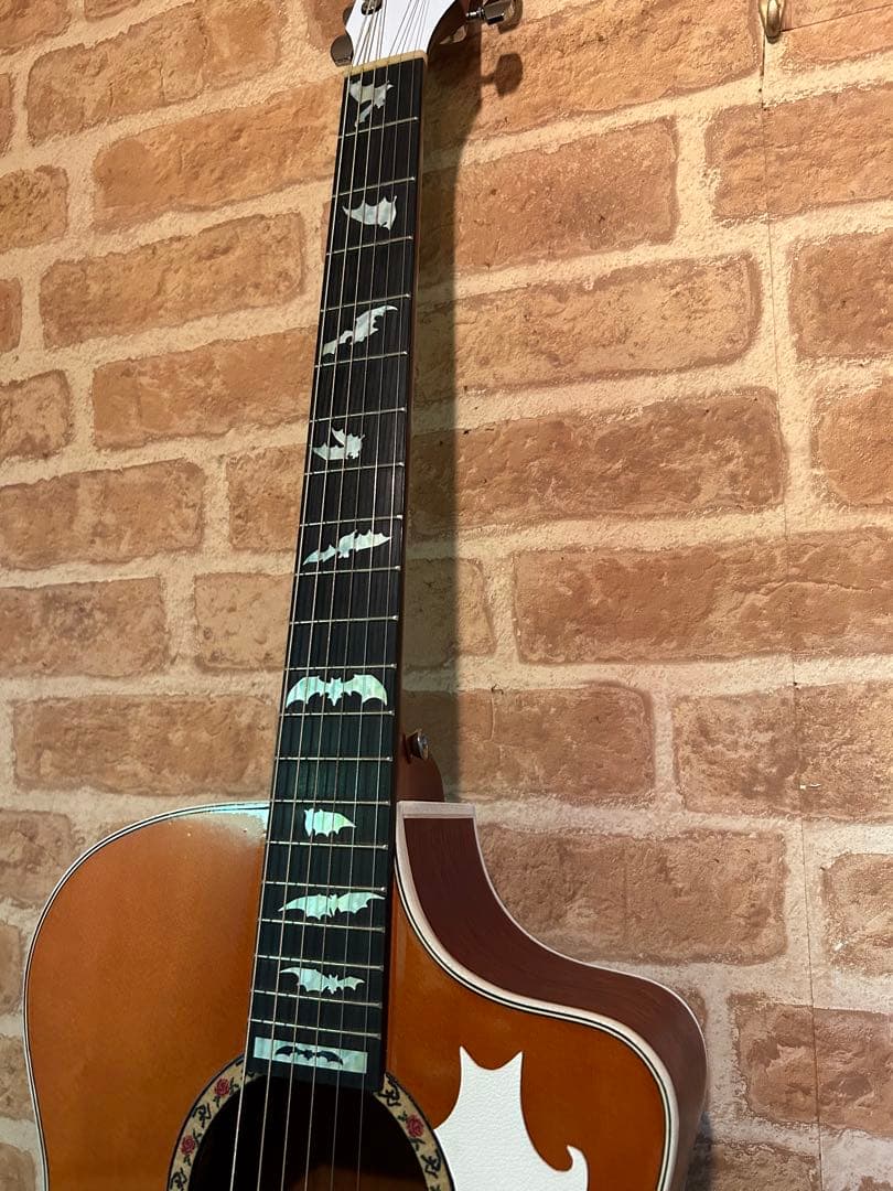 琥珀色サンバーストのアコースティックギター