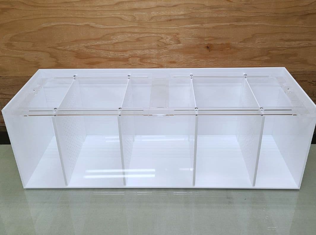 アクリル水槽　可動式セパレートタイプ　900×300×300(四面白艶あり)
