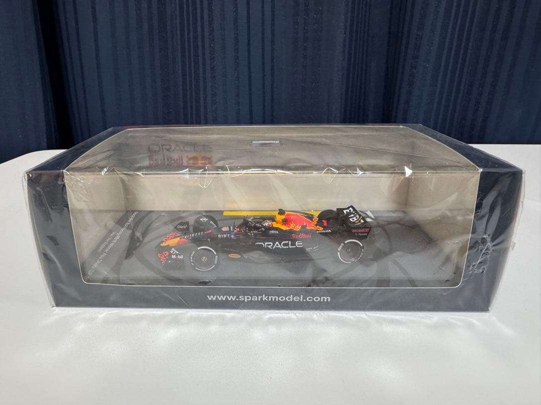 スパーク 1/43 RB18 2022 アブダビGP 優勝 M.フェルスタッペン