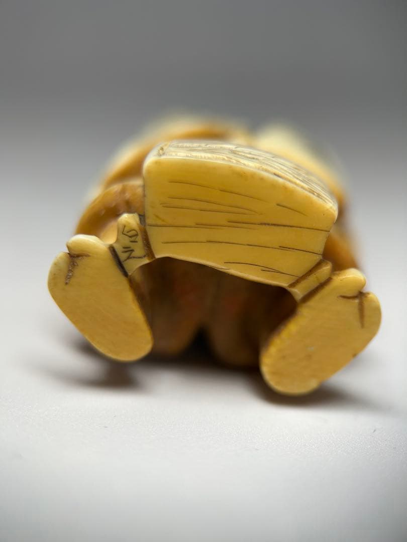 【銘あり】時代物 根付 書を嗜む老人 牙　骨素材　骨董 精密彫刻 28g