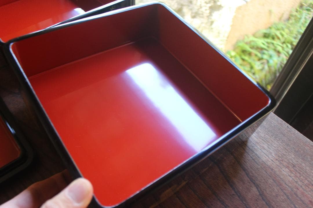 デッドストック！端正な内朱黒漆に優美な松竹梅沈金の輪島塗台付二段重（検重箱お重