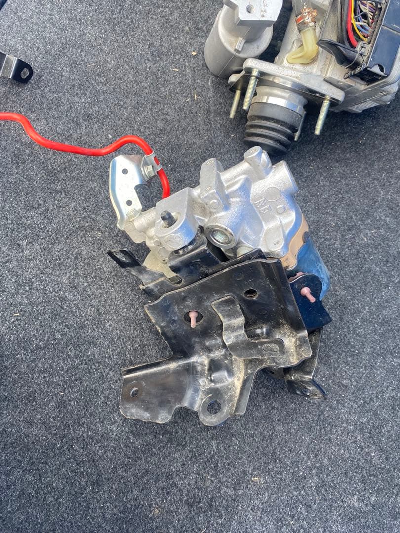 トヨタアクアDAA-NHP10. ABSアクチュエーター