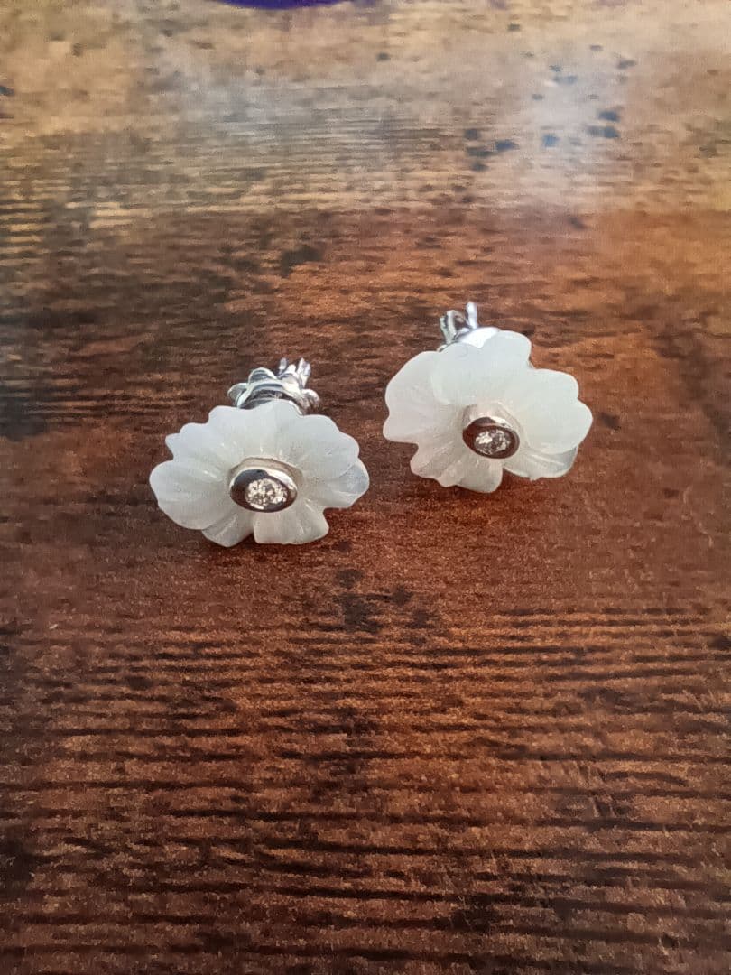 QUEENジュエリー 750 エレガントな白い花のダイヤモンド装飾装飾ピアス