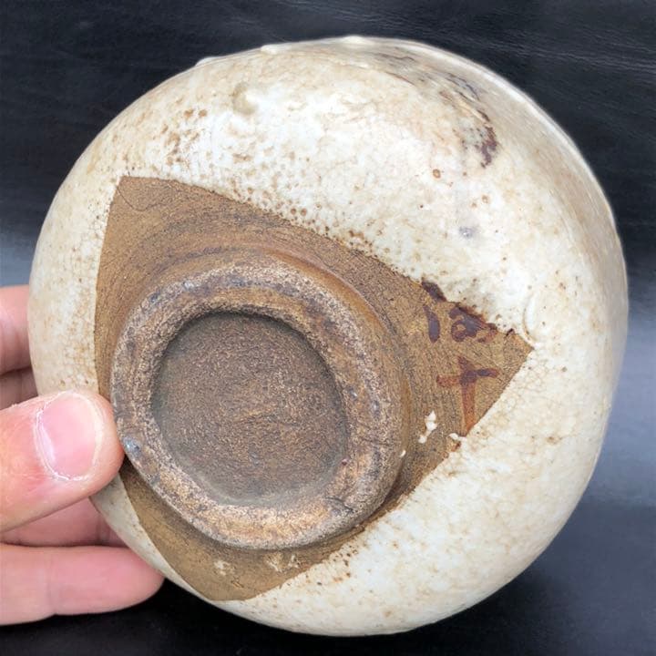 古美術◼️蔵からかなり雰囲気のある釉薬ドロドロの謎の図柄の抹茶茶碗が出て来ました。