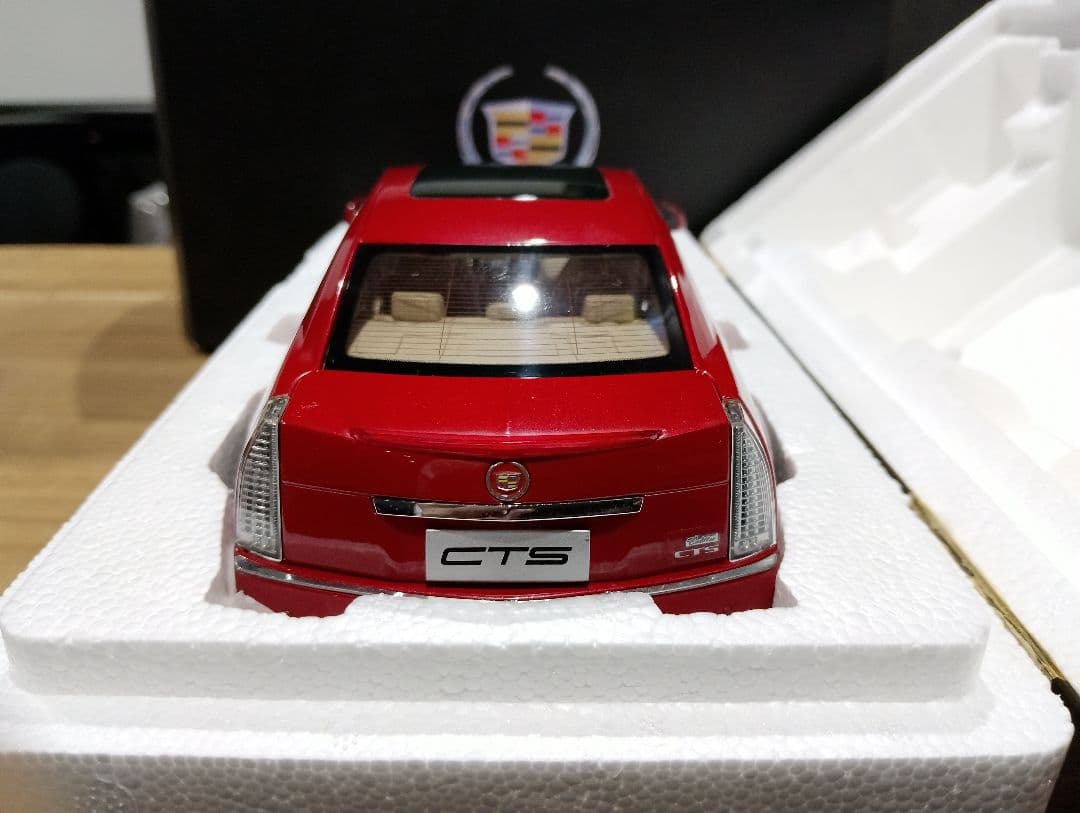 1/18 キャデラック　CTS　セダン　ディーラー品　ミニカー　レッド