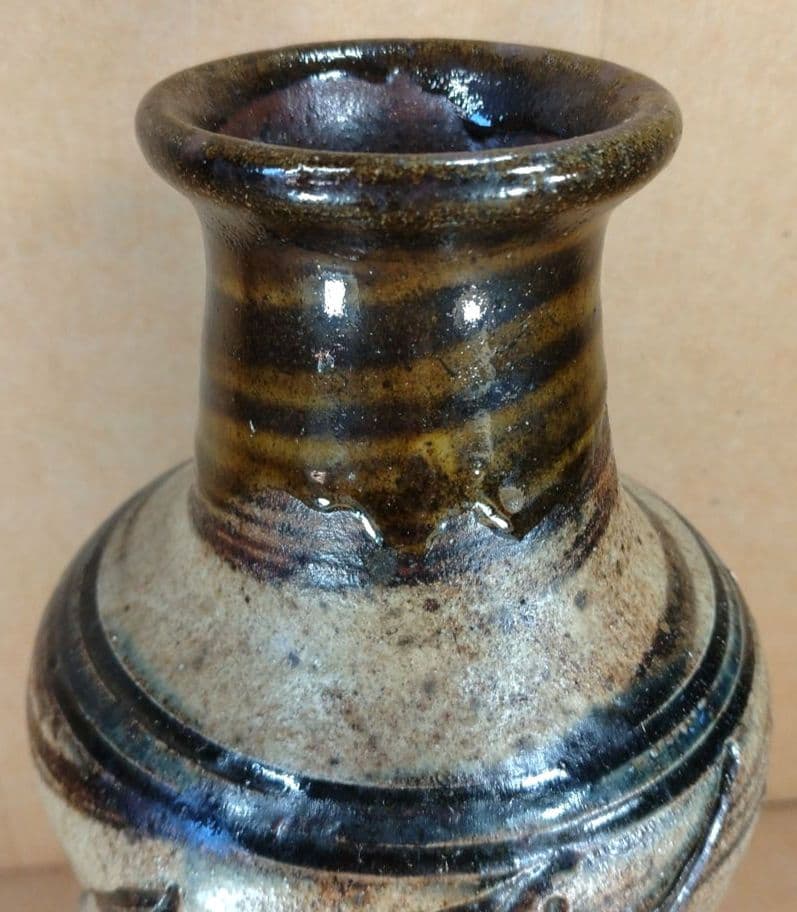 【本物保証】金城次郎 壷屋焼嘉瓶 共箱 栞 人間国宝 笑魚海老紋嘉瓶は激烈希少品