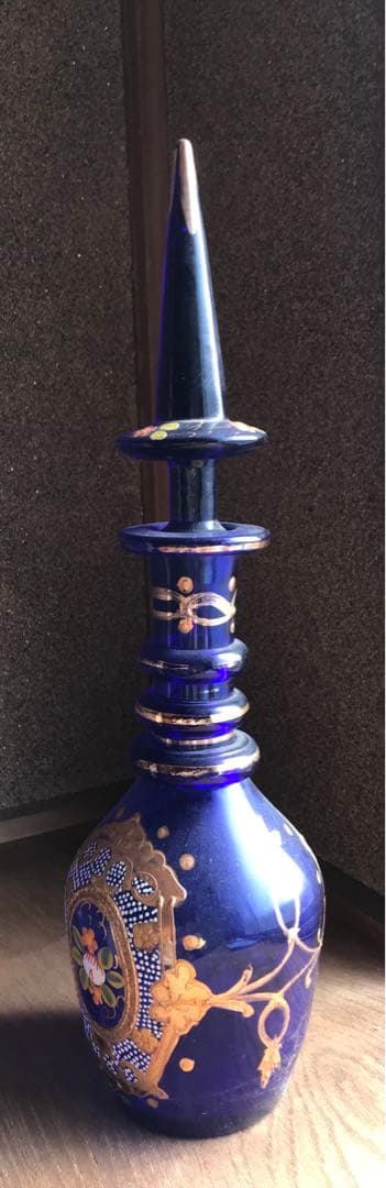コバルトブルーの装飾ボトル