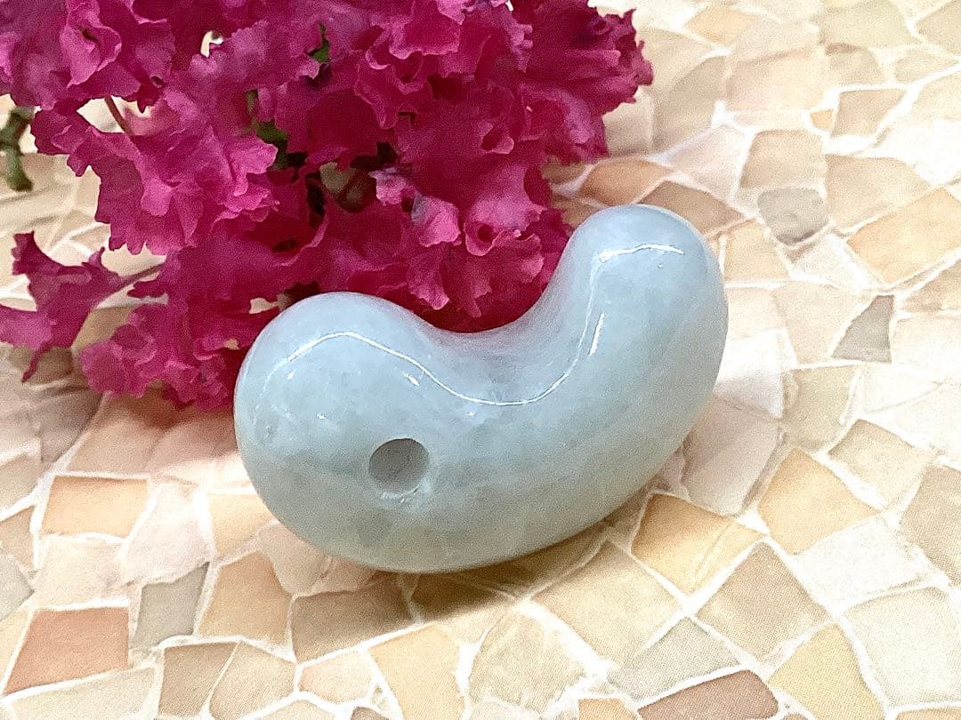 ✳買って損無し‼️氷肌アイスジェイド糸魚川翡翠　本物硬玉勾玉　守護石お守り鑑別書付