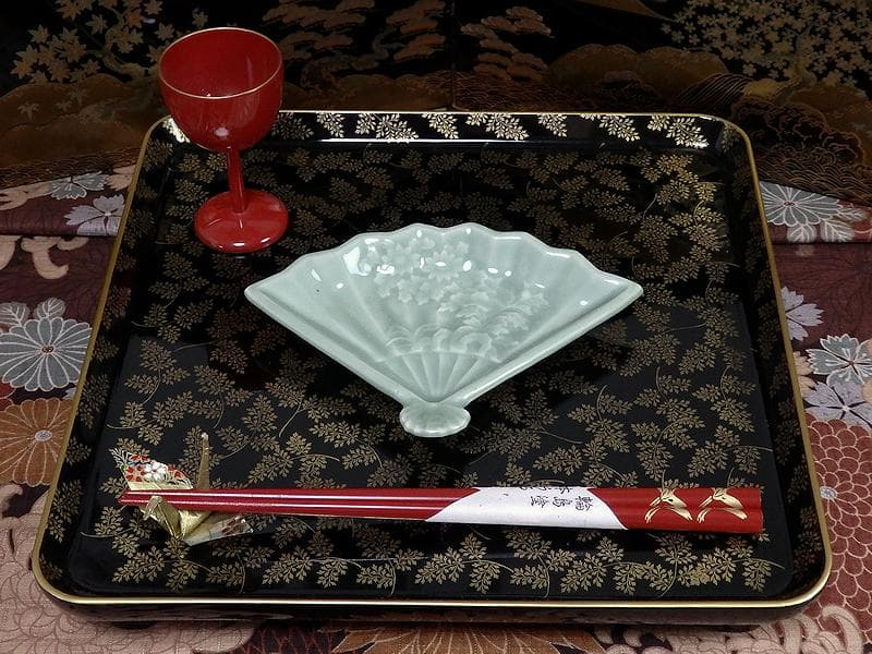 三田青磁　岩に菊の図　扇形手塩皿　C468AS-BZg