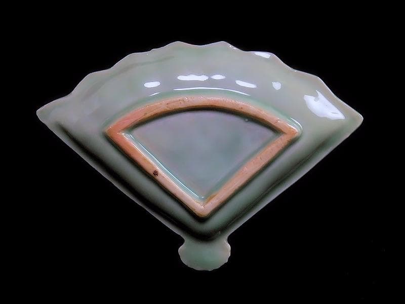 三田青磁　岩に菊の図　扇形手塩皿　C468AS-BZg