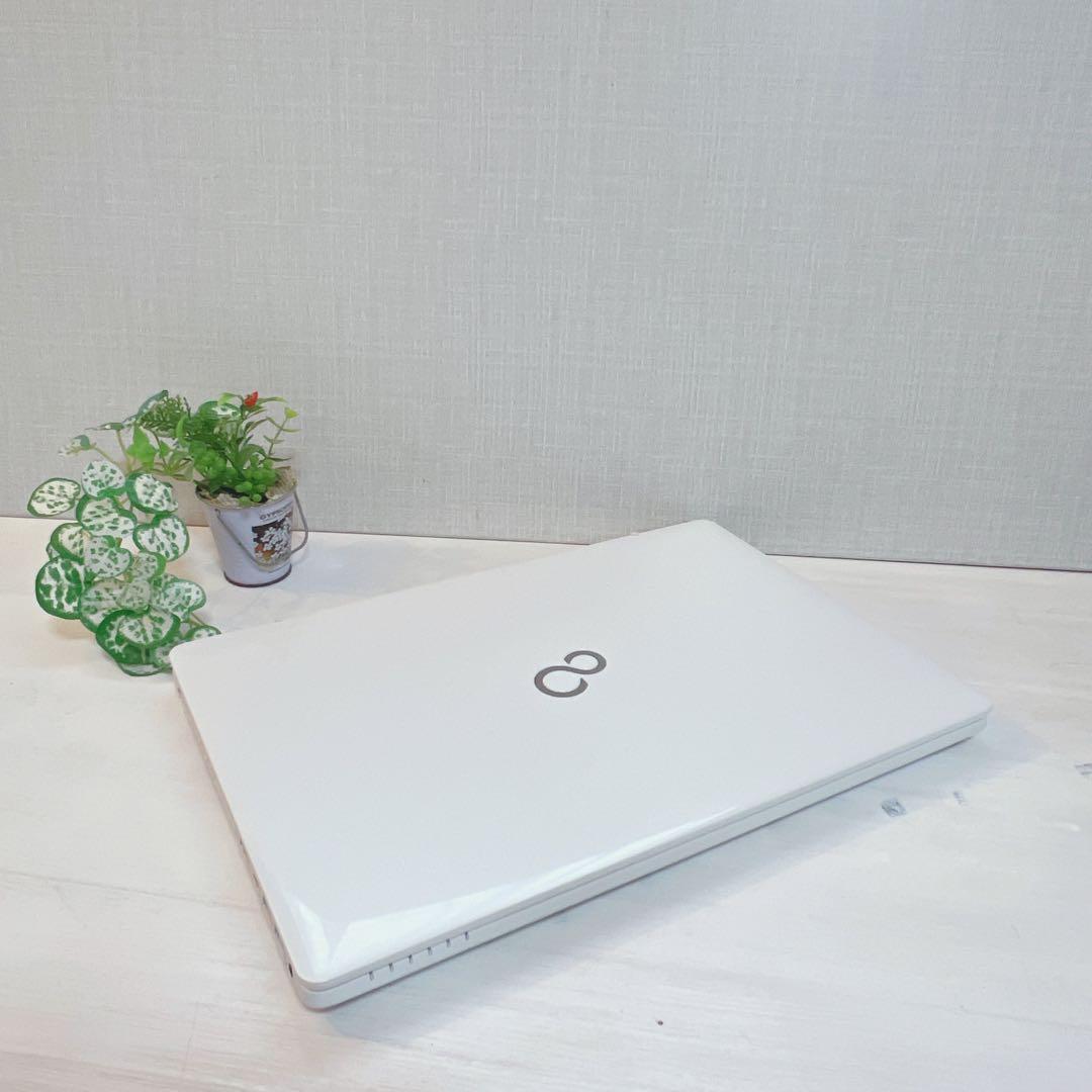 超美品、光沢白、高速SSD、7世帯i7、イラレ&オフィス2021、メモリ12G