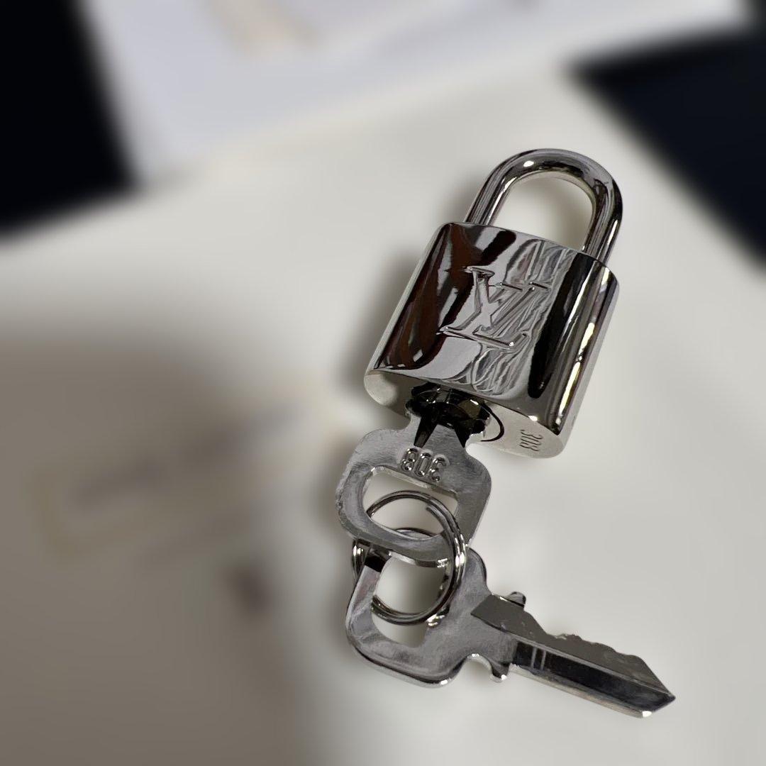 Louis Vuitton シルバー南京錠