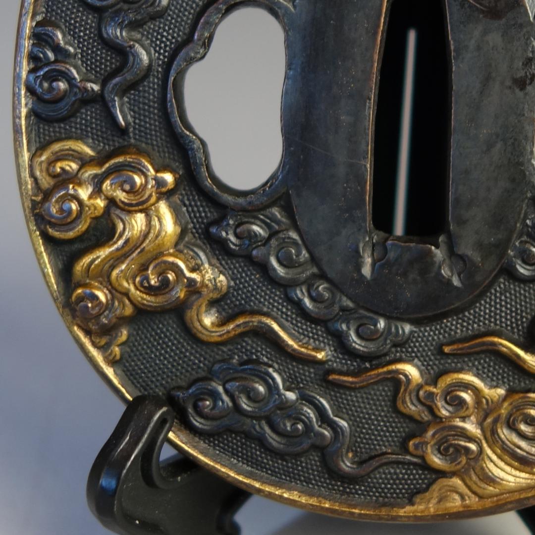 【 赤銅魚子地 高肉彫 鍍金 雲龍図鍔 】(鍔箱・布団付) 鍔 鐔 刀装具 武具