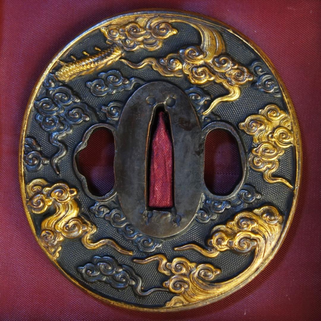 【 赤銅魚子地 高肉彫 鍍金 雲龍図鍔 】(鍔箱・布団付) 鍔 鐔 刀装具 武具