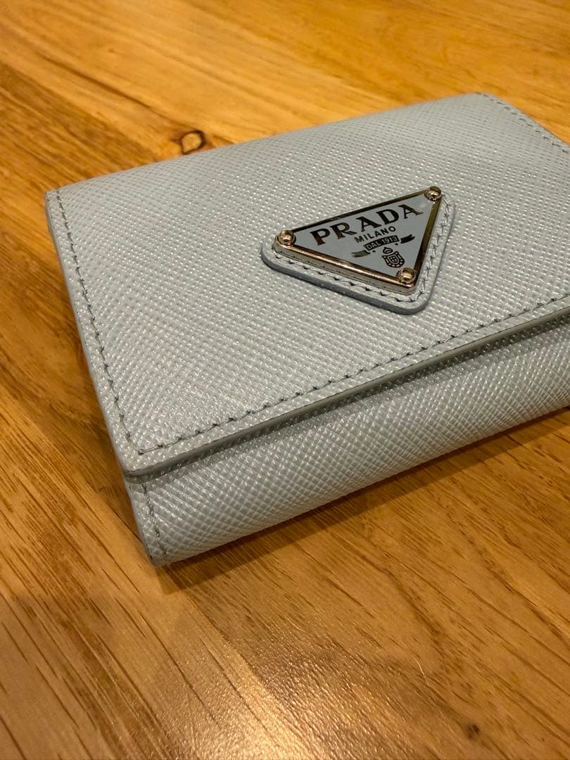 PRADA サフィアーノ トライアングル レザー 三つ折り財布 水色 ウォレット