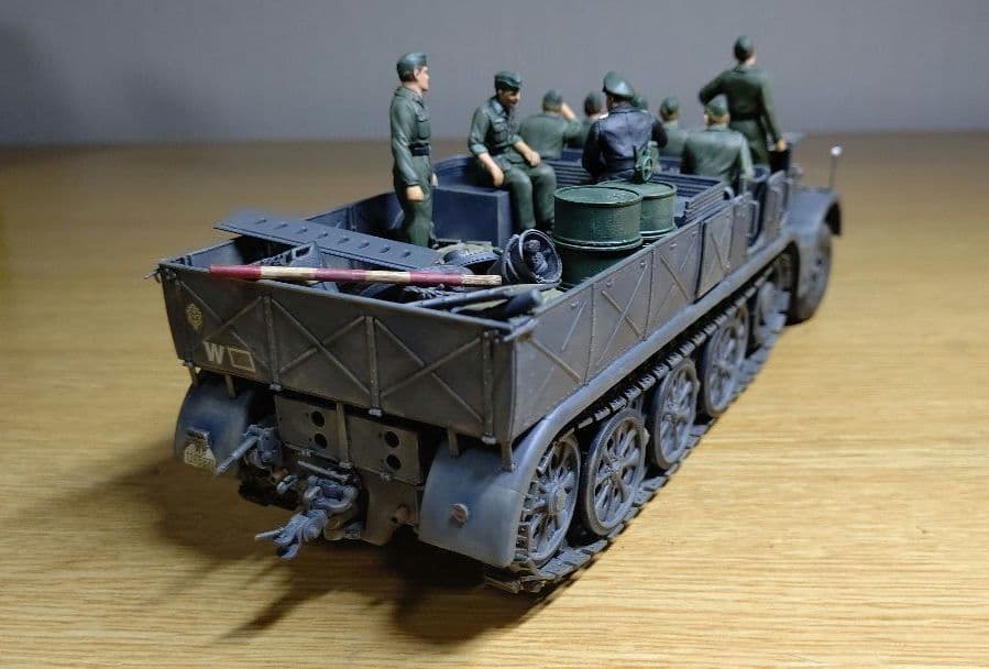 タミヤ模型 完成品 1/35 ドイツ18トン重ハーフトラック ドイツ兵9体付き