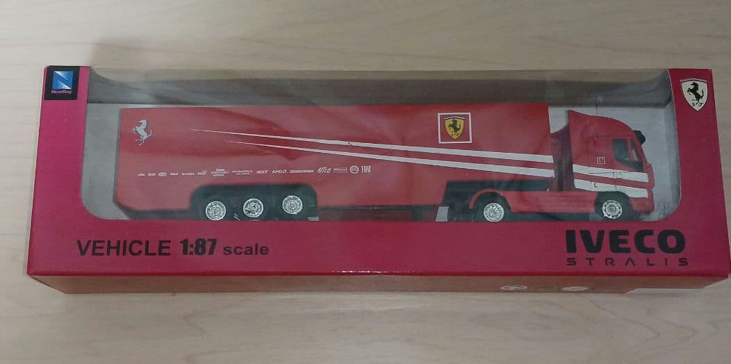 VECO ストラリス フェラーリ トレーラー 1:87 軌跡のF1コレクション