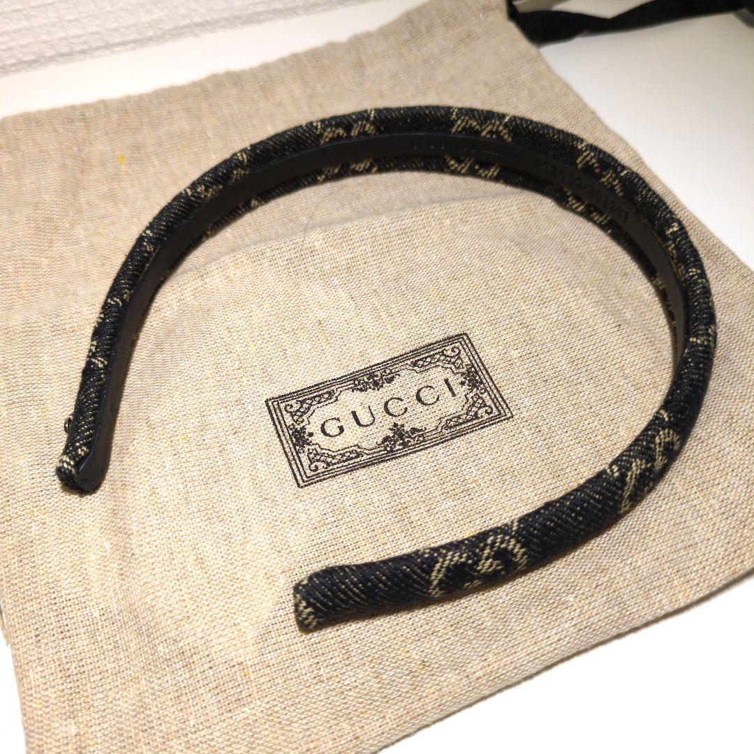 GUCCI デニム風ヘアバンド ロゴ入り