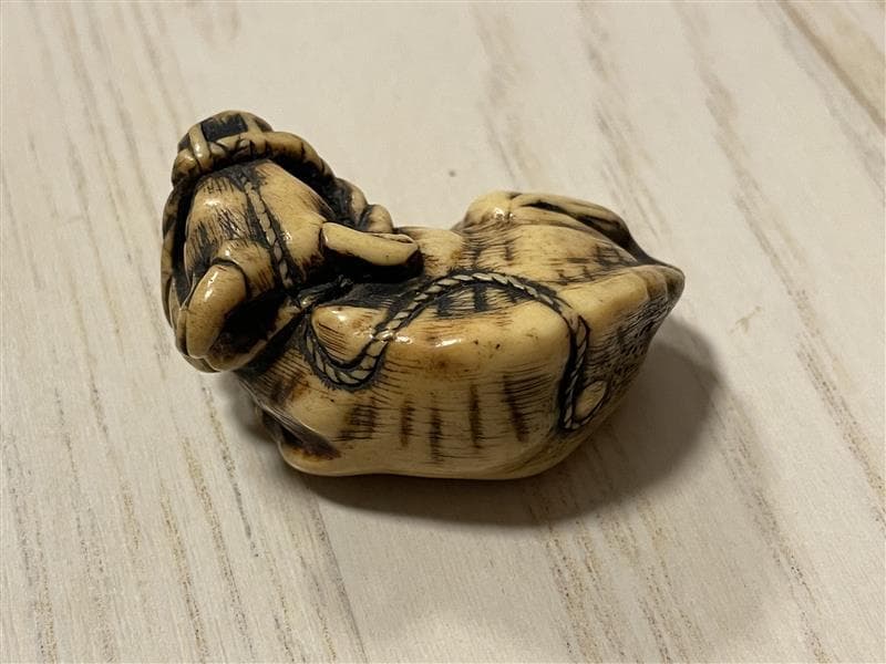 シ*ジ様 牛彫刻　極上根付　天然素材　希少　アンティーク　骨董品