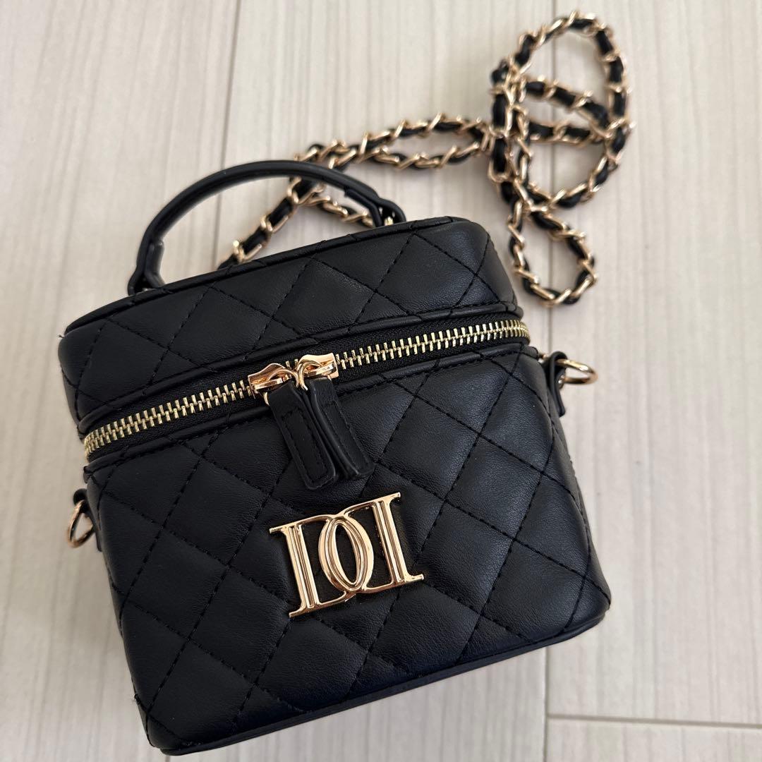 【ゴールドパーツ】ダーリッチ　キルティングスクエアミニバッグ　ブラック