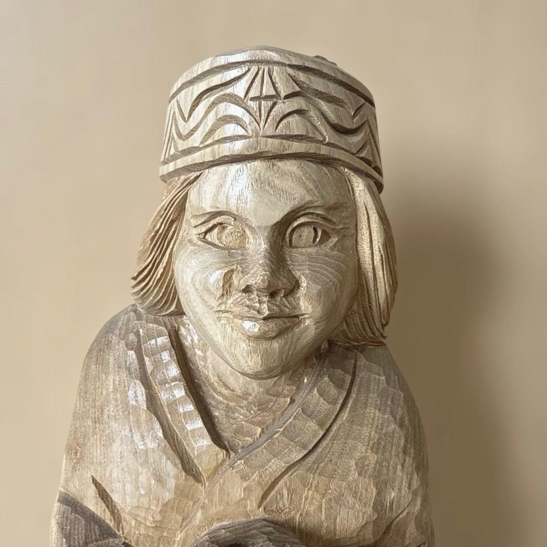 クマを抱いたアイヌ民族の木彫り人形　北海道 置物 彫刻 民芸品 ハンドメード