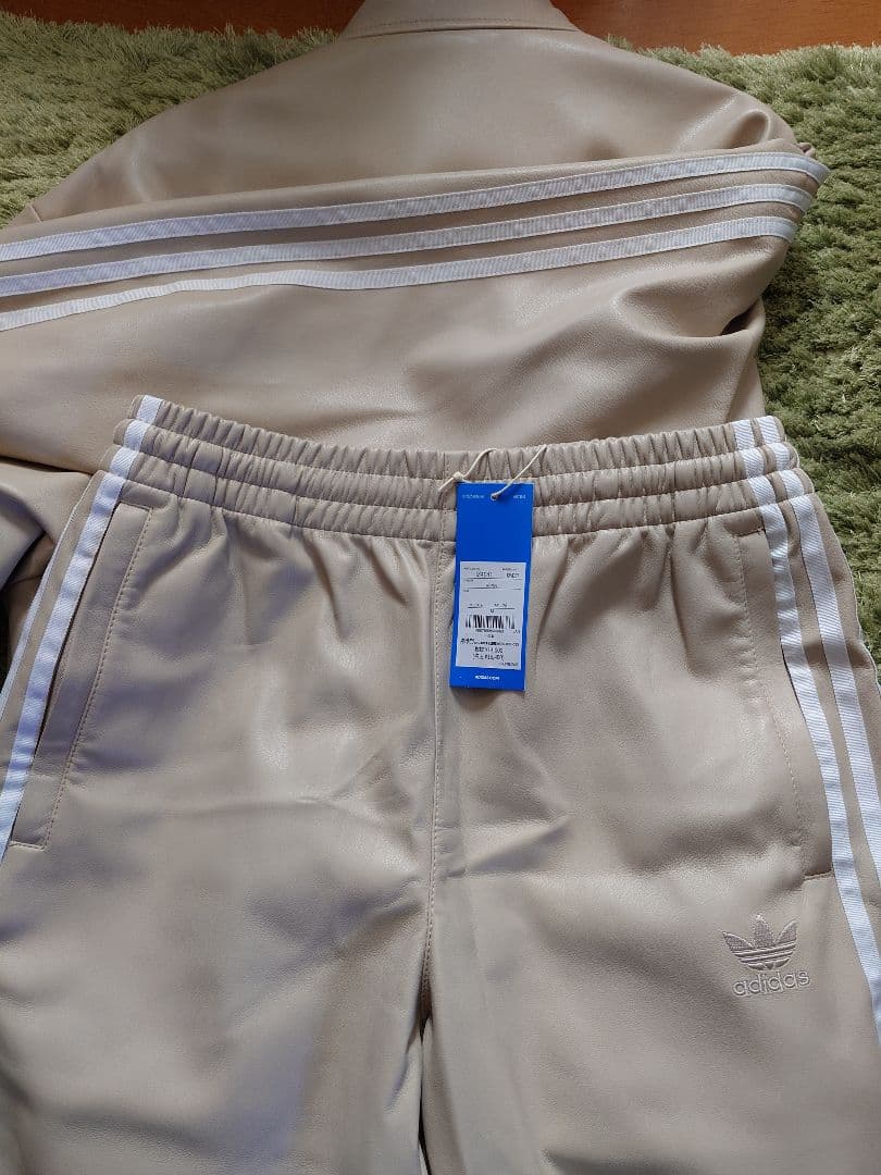 adidas フェイクレザーファイヤーバードジャケット　Lと　トラックパンツ　M