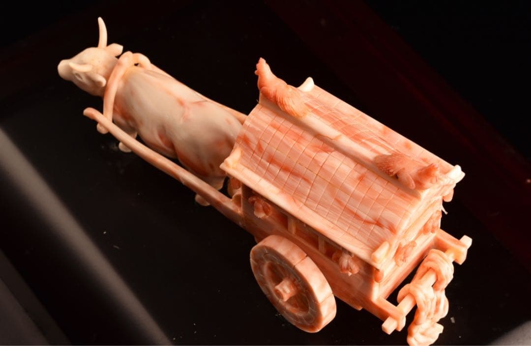 本珊瑚　珊瑚彫刻　宝石珊瑚　珊瑚置物コ－ラル　牛引き御所車　珊瑚宝飾作家山上卓山