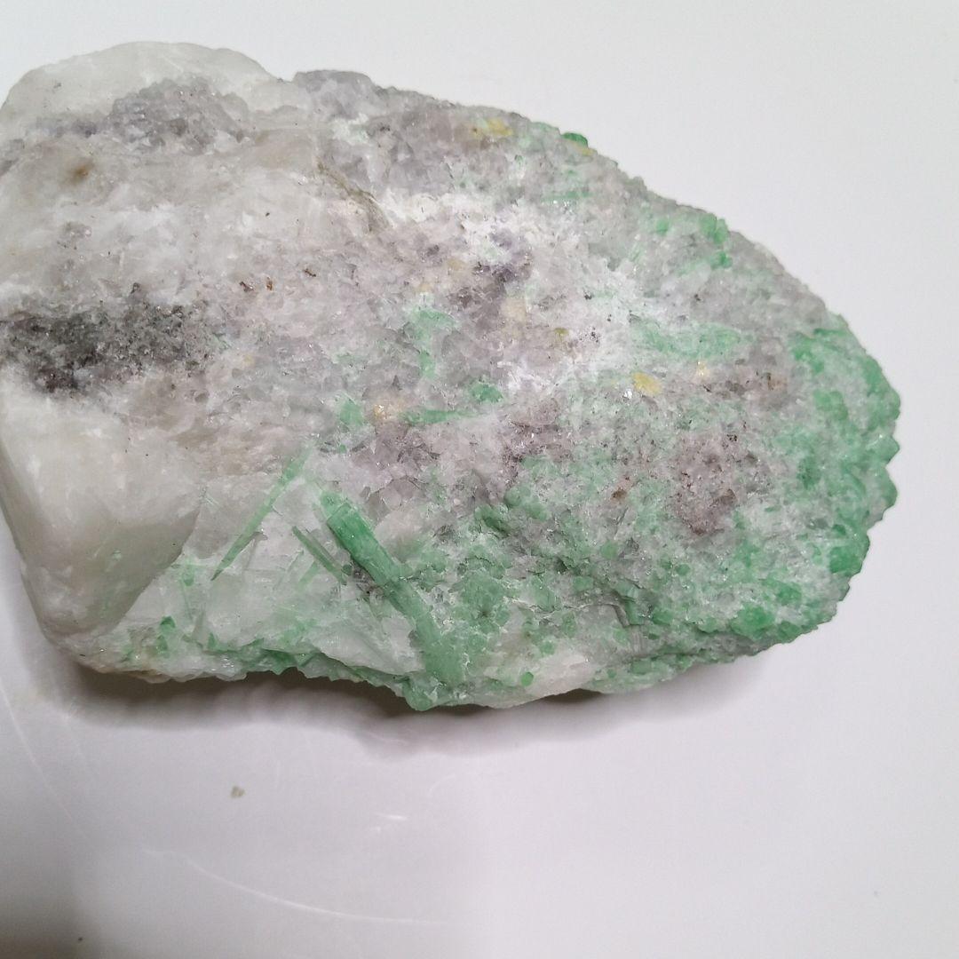 今だけエメラルド原石✨ずっしり470g　11 x 7.5cm　鉱物 標本サンプル