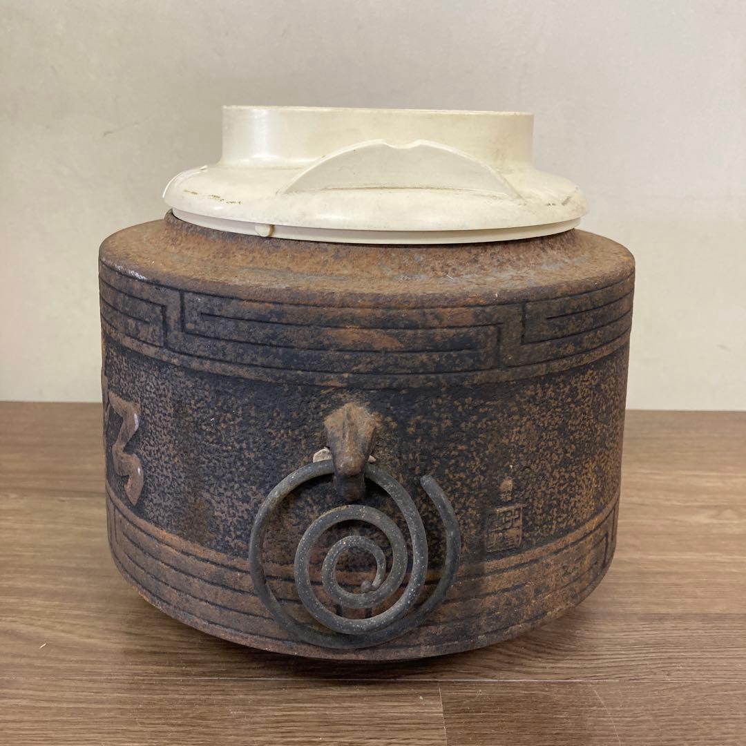 E-1 【骨董品】鉄製 茶釜 火鉢 刻印あり 渦巻き鐶 鉄器 レトロ アンティー