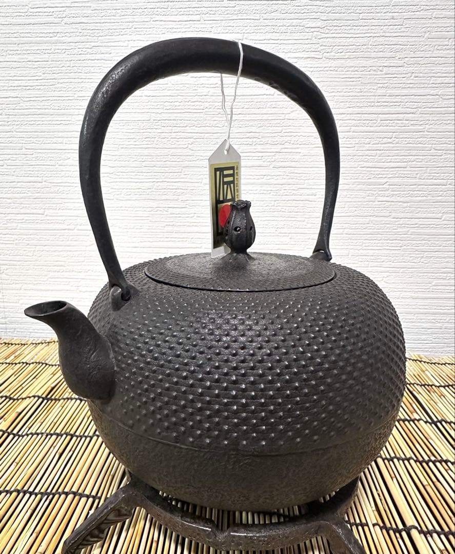 新品、供箱等付属品付　南部藤枝工房　藤枝昌行作　１５型アラレ　南部鉄瓶　南部鉄器