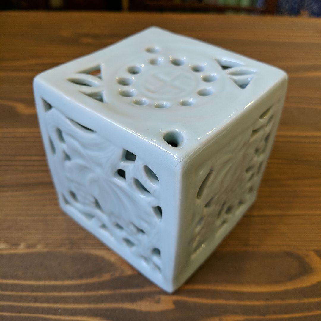 レトロ　白磁透彫葡萄紋水滴