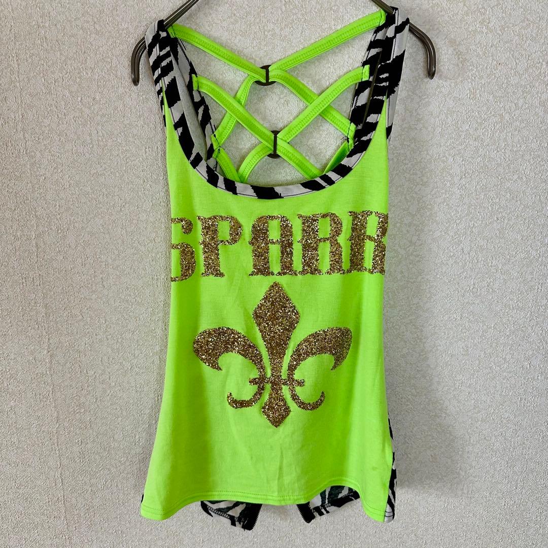 【d.i.a. 】ゼブラ柄背中ガンあきネオングリーンラメロゴタンクトップ